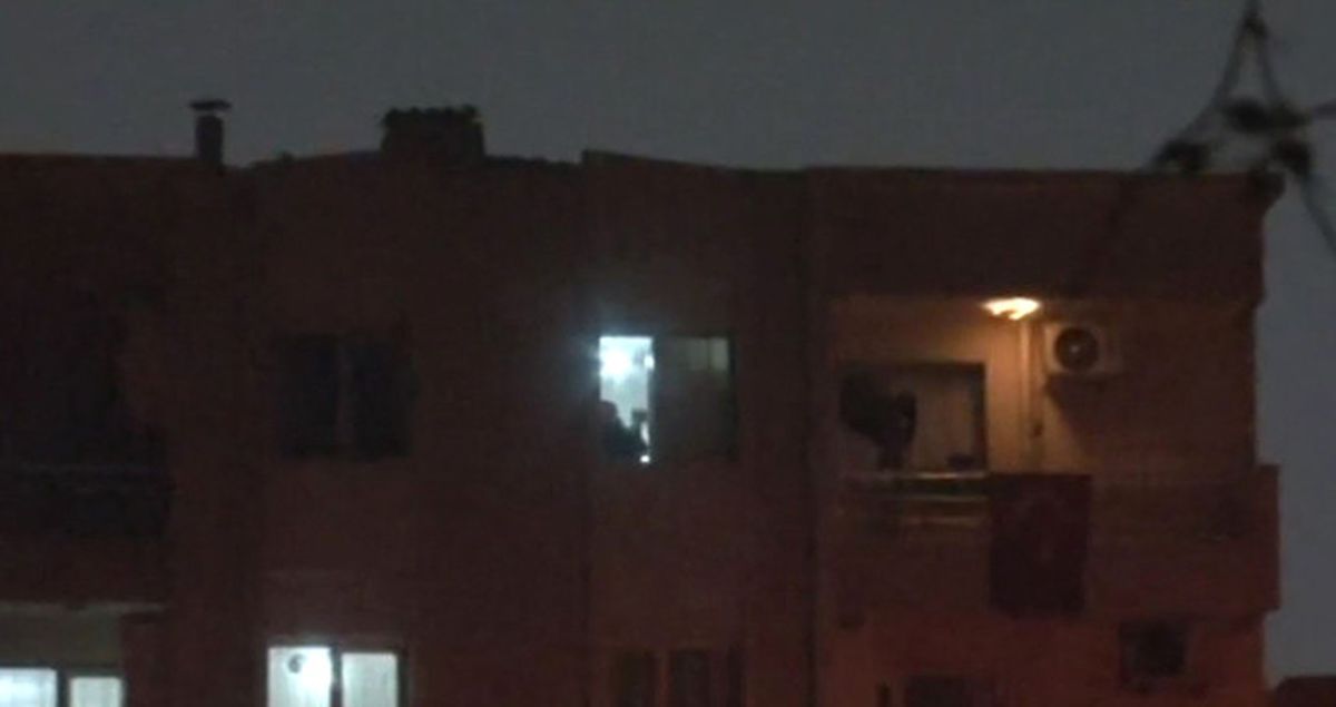 İzmir'de Psikolojik Sorunları Olan Şahıs, Ailesini Rehin Alarak Etrafa Ateş Açtı!