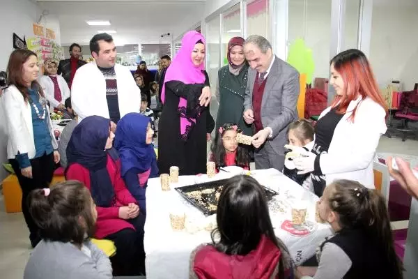 Minikler Kuşlar İçin Yaptıkları Yemlikleri Ağaçlara Astı Minikler Kuşlar İçin Yaptıkları Yemlikleri Ağaçlara Astı
