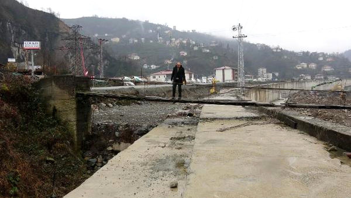 Dere Üzerindeki Asma Köprünün Altından Duble Yol Geçiyor