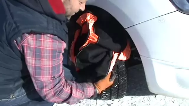 Sarıkamışlı Sürücüler 'Kar Çorabı' Ile Yollarda Sarıkamışlı Sürücüler 'Kar Çorabı' Ile Yollarda