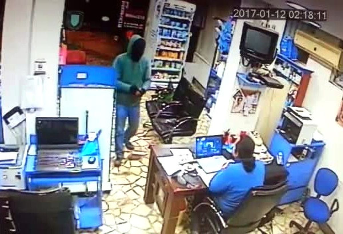 Eczacı, Silahlı Soyguncuyu Fena Benzetti, Kavga Anı Kameralara Yansıdı