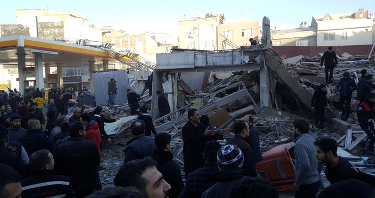 Zeytinburnu'nda Bina Çöktü! 1'i Çocuk 2 Kişi Öldü, 5 Kişi Yaralı