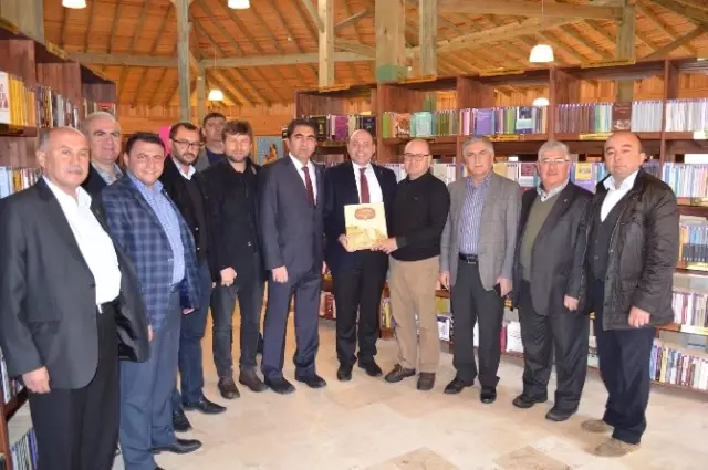 Başkan Ali Çetinbaş'tan, Gediz Kütüphanesi'ne 'Kütahya Tarih Atlası'