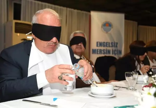 Görme Engellilerle Empati İçin Siyah Bantla Yemek Yediler