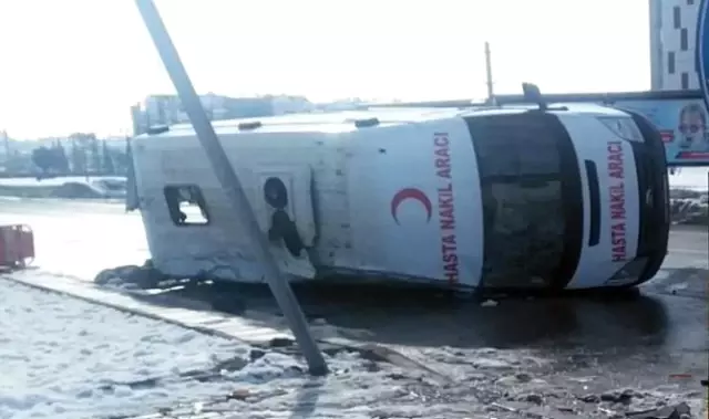 Hasta Nakil Ambulansı Otomobille Çarpıştı: 4 Yaralı