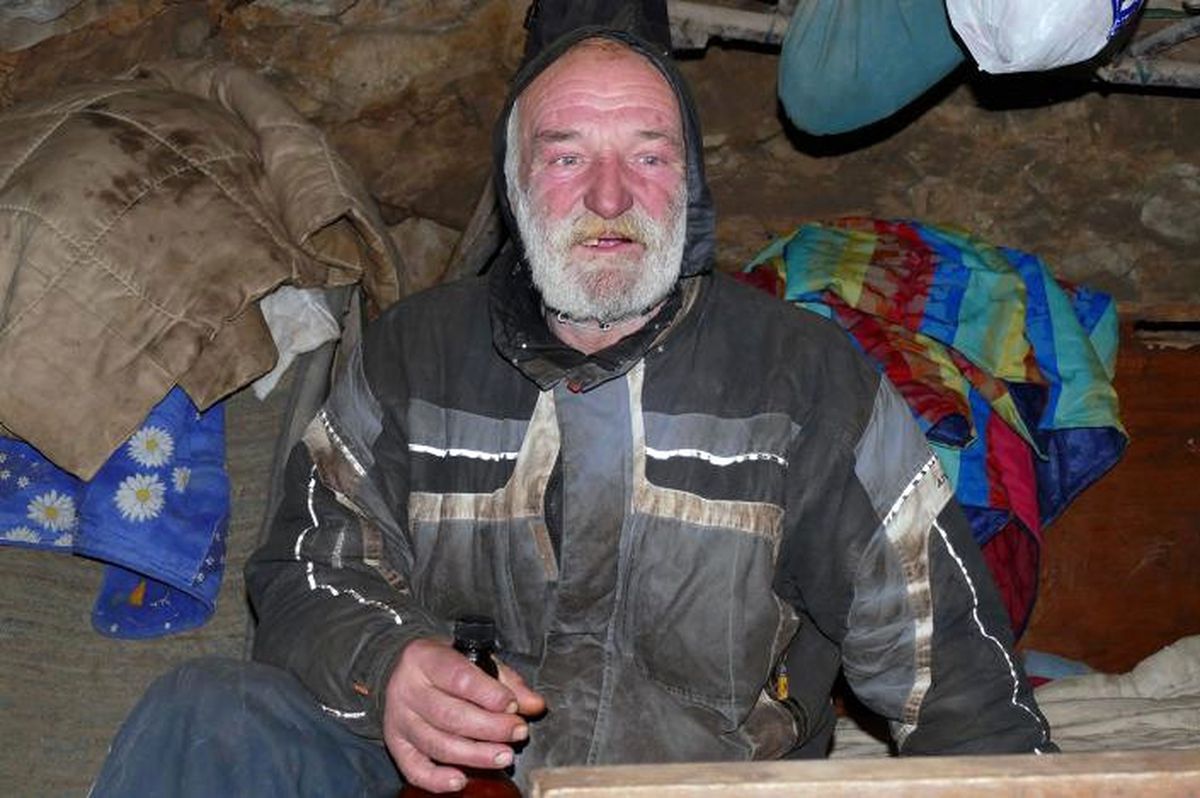 İnsanlardan Kaçtı, Huzuru Mağarada Buldu! Kışın Bile Ayrılmıyor