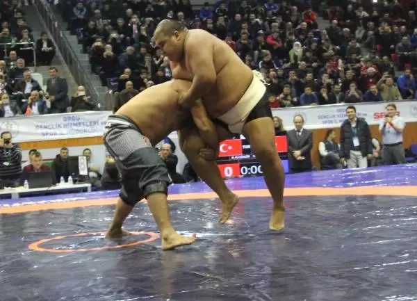 Kırkpınar Başpehlivanı Recep Kara, Sumo Asya Şampiyonu Almaz Ergeshov'u Tuş Etti