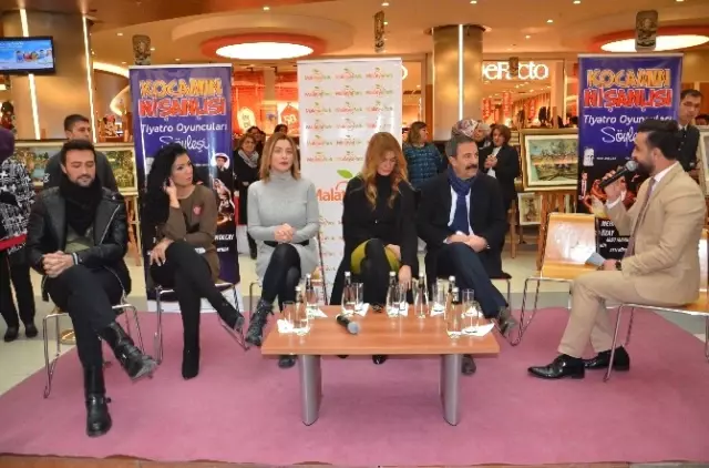 Kocamın Nişanlısı İsimli Tiyatro Oyununun Oyuncuları Malatya Park Avm'de Kocamın Nişanlısı İsimli Tiyatro Oyununun Oyuncuları Malatya Park Avm'de