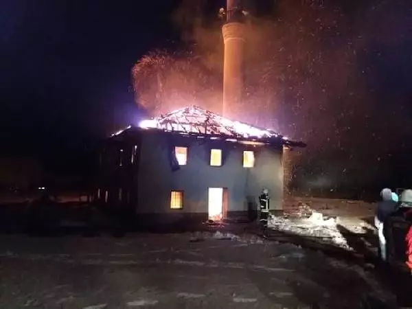 Kosova'da 300 Yıllık Tarihi Cami Kül Oldu