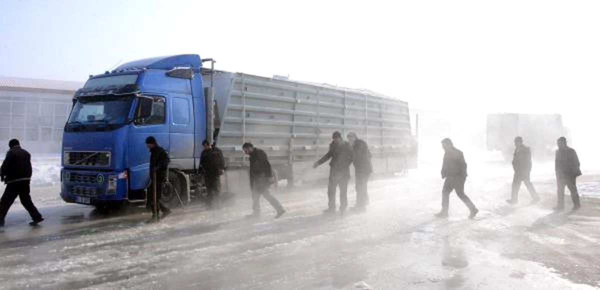 Erzurum'da Kanalizasyon Borusu Patladı, Tamire Gelen Araçlar Buza Gömüldü