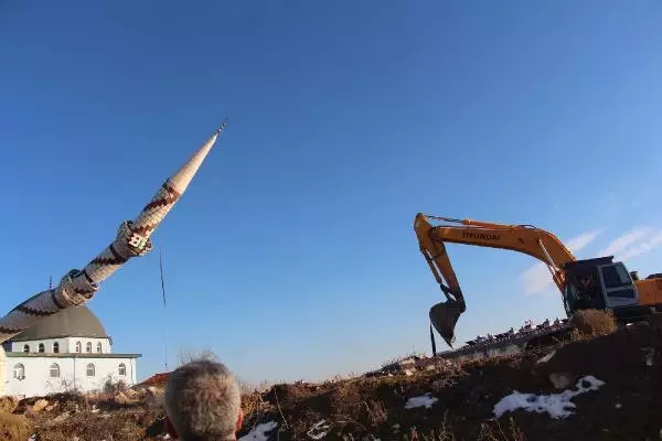 Tehlike Yaratan Minare Çelik Halatla Yıkıldı