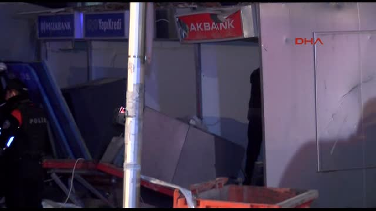 Çöken Binanın Zarar Verdiği ATM'lerden Paralar Yere Saçıldı
