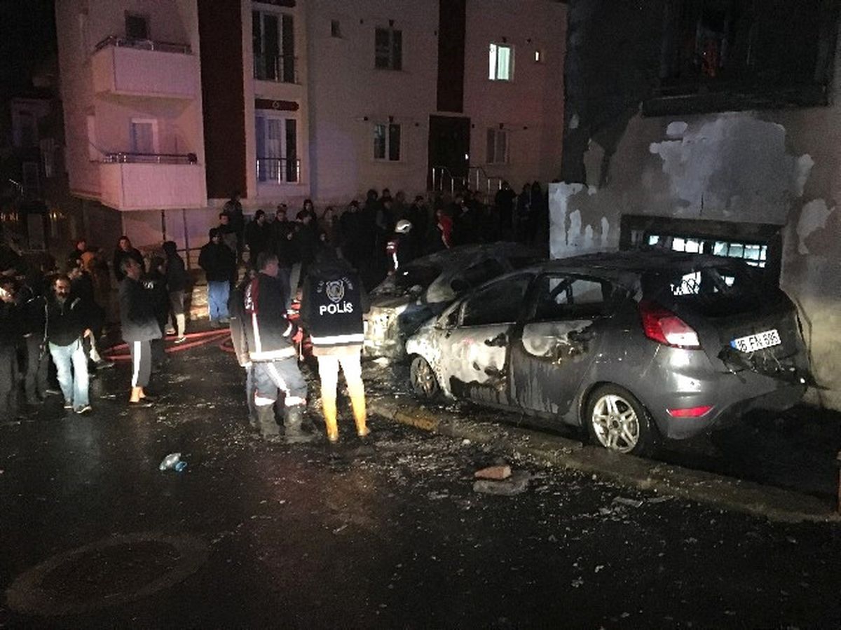 3 Otomobil Alev Alev Yandı
