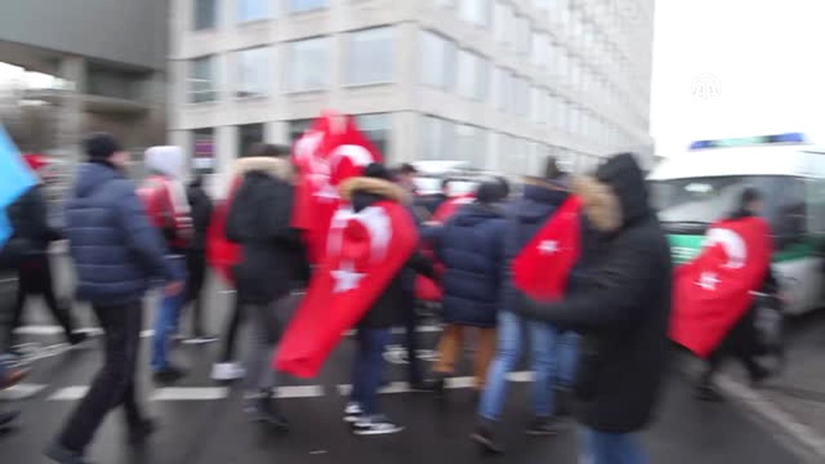 Almanya Polisinden Teröre Karşı Yürüyen Türklere Küstah Müdahale