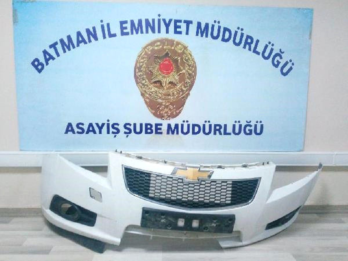 Otomobilin Tamponunu Çaldılar, Başka Araca Monte Ederken Yakalandılar!