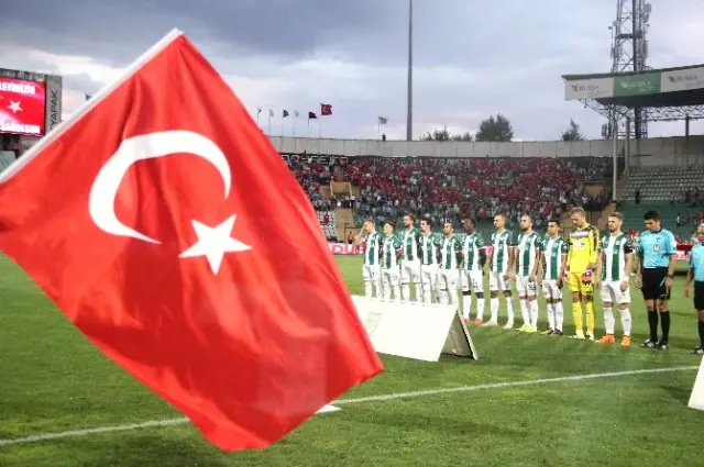 Futbolcular ve Taraftarlardan Teröre Bayraklı Tepki