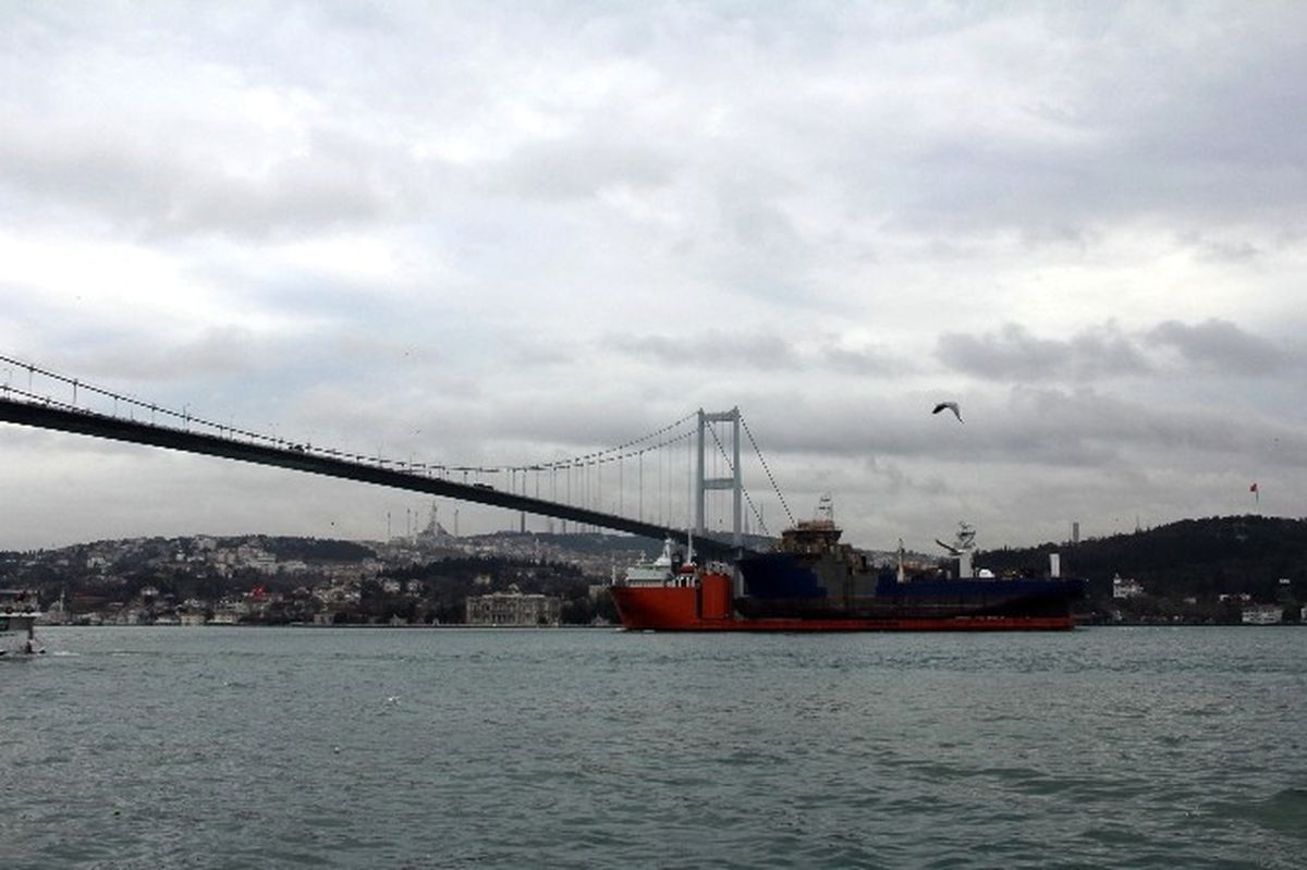 İstanbul Boğazı'nda İlginç Görüntü: İki Nakliye Gemisi Üst Üste