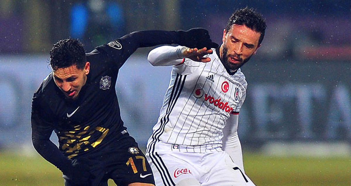 Beşiktaş'ta Gökhan Gönül, Osmanlıspor Maçında Sakatlanarak Oyundan Çıktı