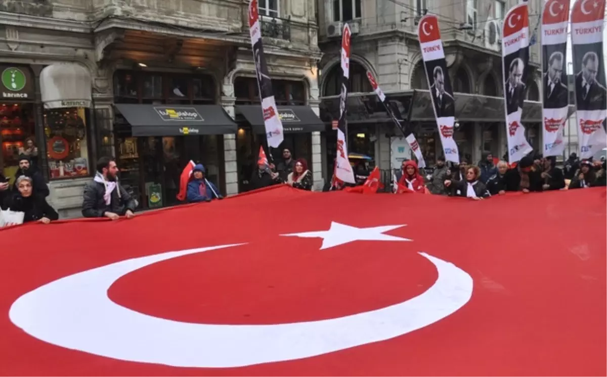 Barbie bebekler Kızıl Meydanda protestoda Barbie bebekler Kızıl Meydanda protestoda