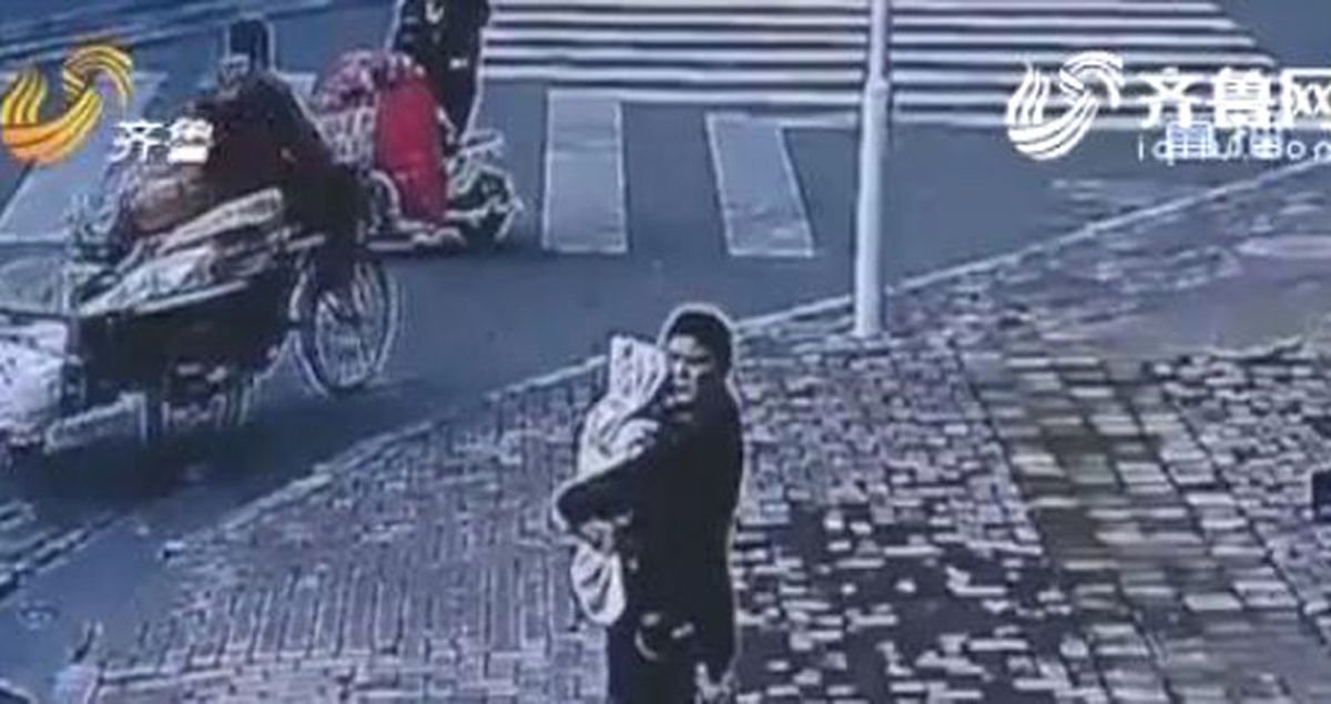 Çinli Baba, Karısına Araba Almak İçin Bebeğini Satışa Çıkardı