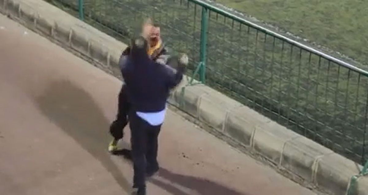 İspanya'da Futbolcu Babaları, Saha Kenarında Birbirlerine Saldırdı