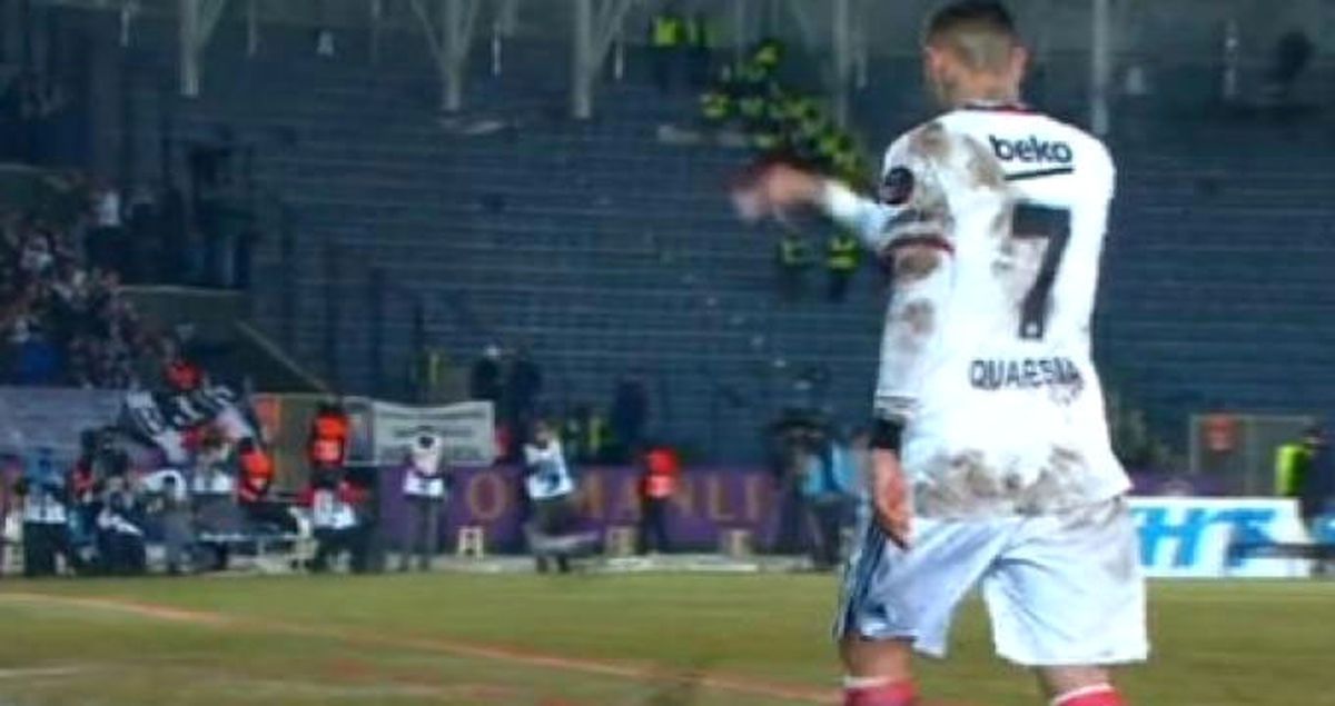 Oyundan Çıkarılan Quaresma, Eldivenlerini Şenol Güneş'in Önüne Fırlattı