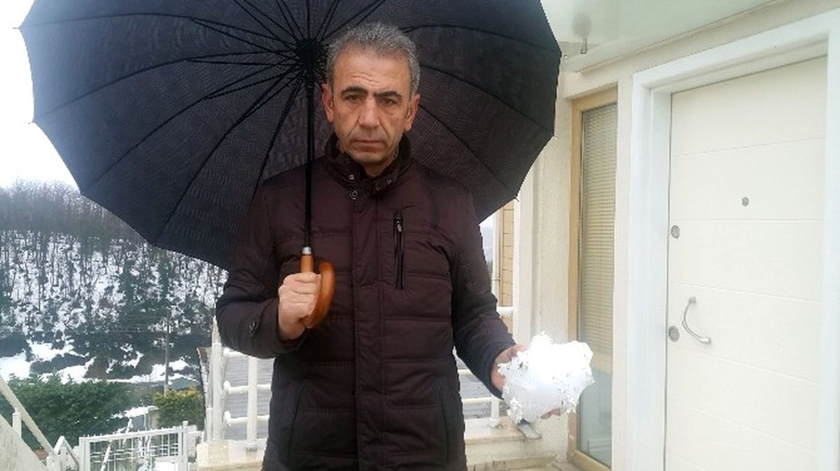 İstanbul'da Akılalmaz Olay! Gökten Düşen Buz Kütlesi, Bahçe Duvarını Parçaladı