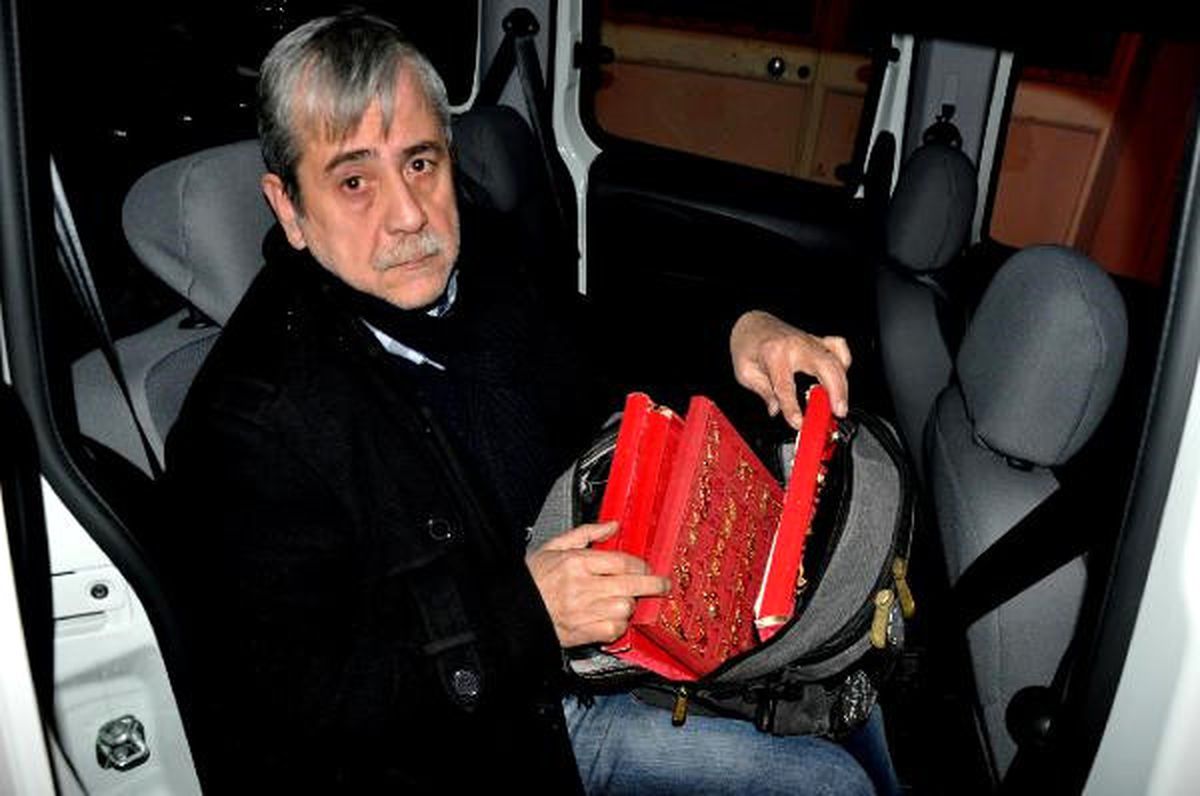 Altın Dolu Çantayı Çalan Hırsızı Mahalleli Gençler Yakaladı