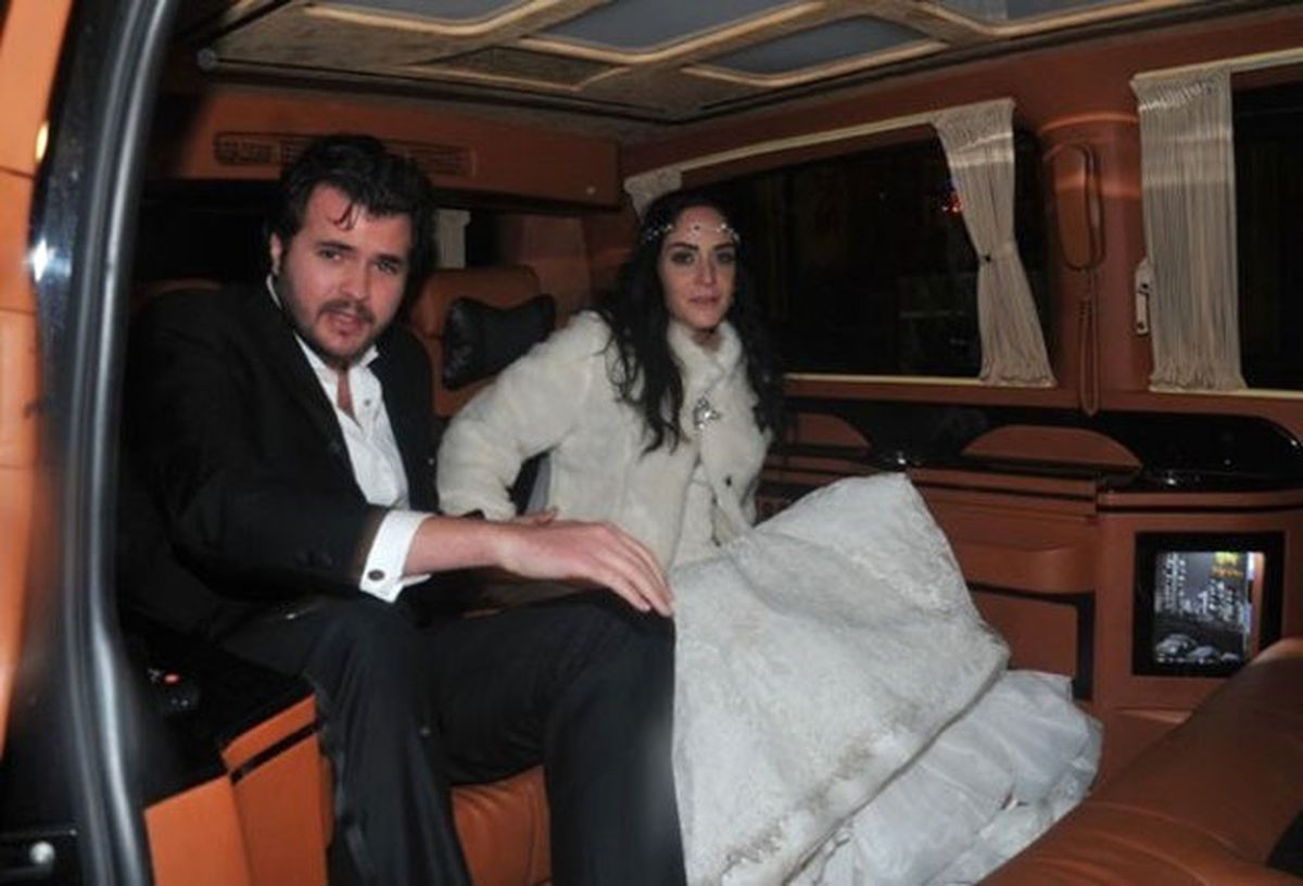Tarık Akan'ın Oğlu Barış Üregül, Şarkıcı Asya Engin'le Evlendi