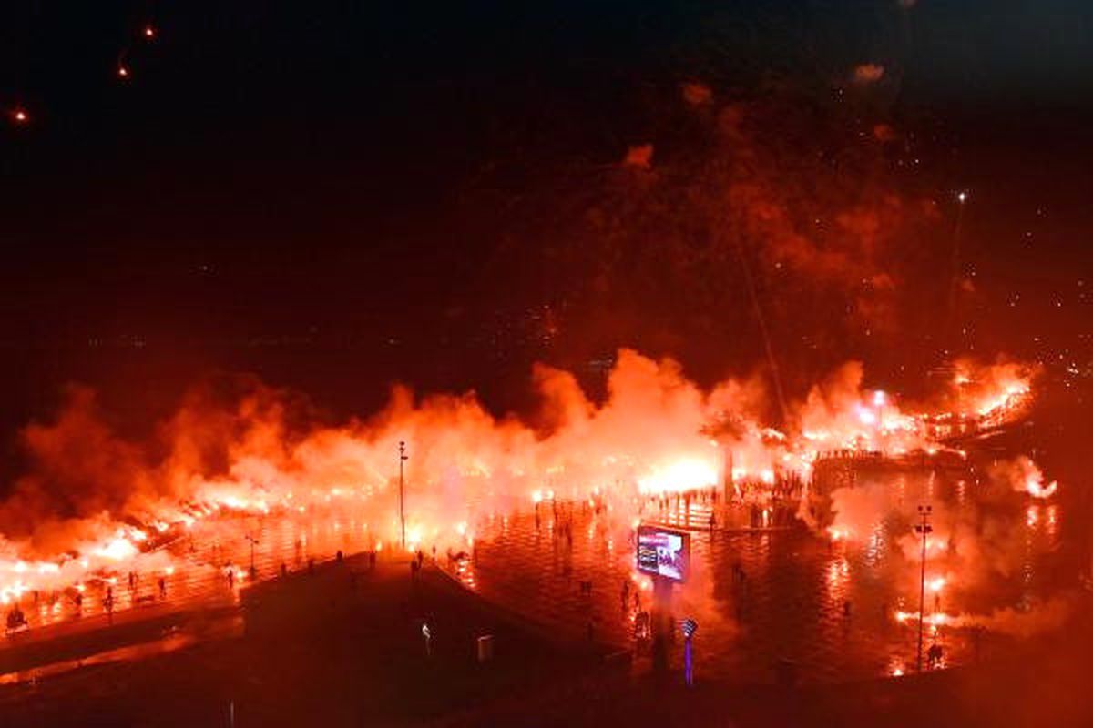 Altay Taraftarı, Kordon'da Meşale Şov Yaptı
