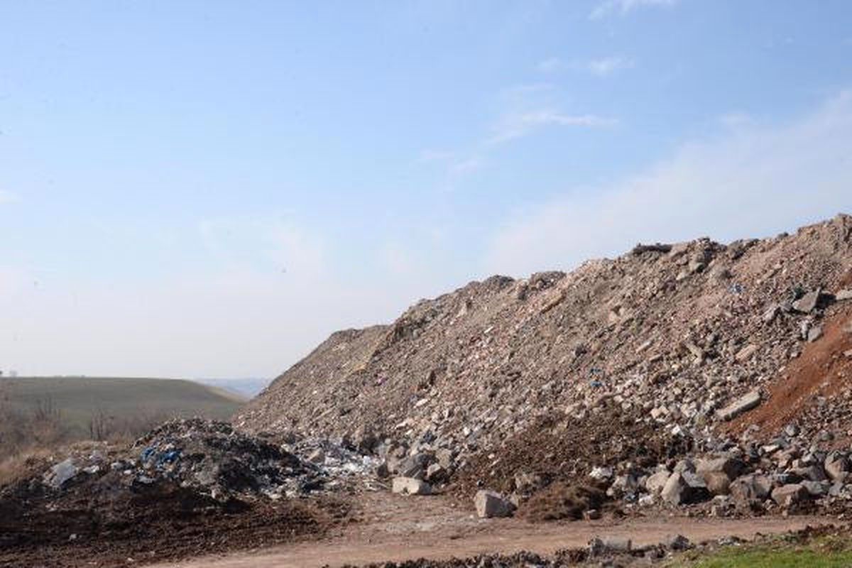 Diyarbakır'da Bombanın Patladığı Yerde Büyük Çukur Oluştu, Mezarlar Tahrip Oldu