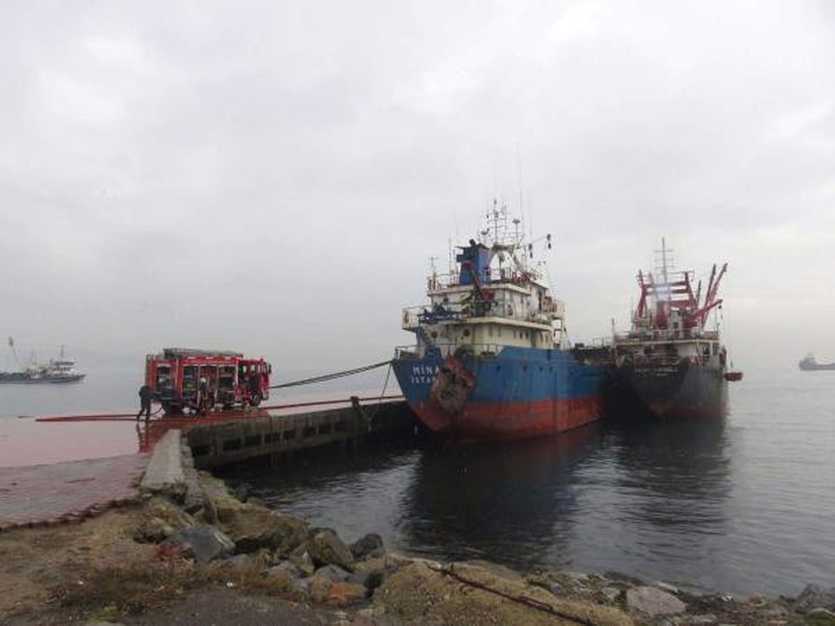 İskeleye Bağlı Gemideki Yangın, Karadan Hortum Uzatılarak Söndürüldü