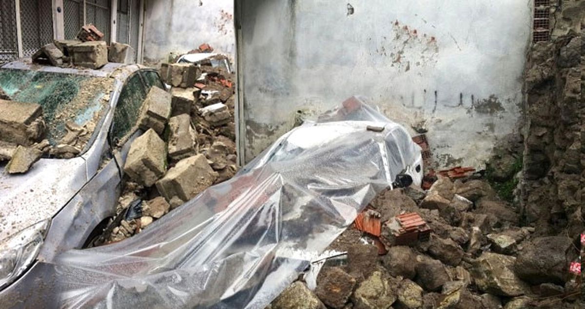İzmir'in Kemeraltı Çarşısında Bina Duvarı 3 Aracın Üzerine Yıkıldı
