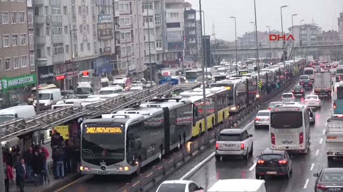 Metrobüs Arızalandı, Yüzlerce Metre Kuyruk Oluştu