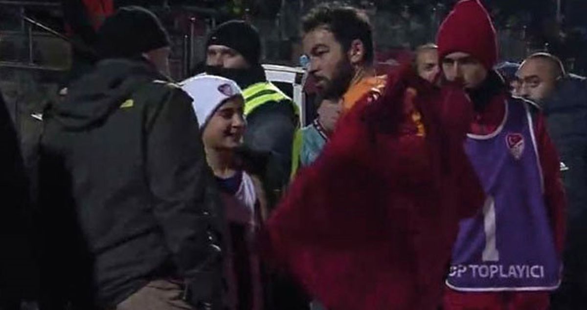 Selçuk İnan, Şehit Polis Fethi Sekin'in Oğlu Burak Sekin'e Formasını Verdi