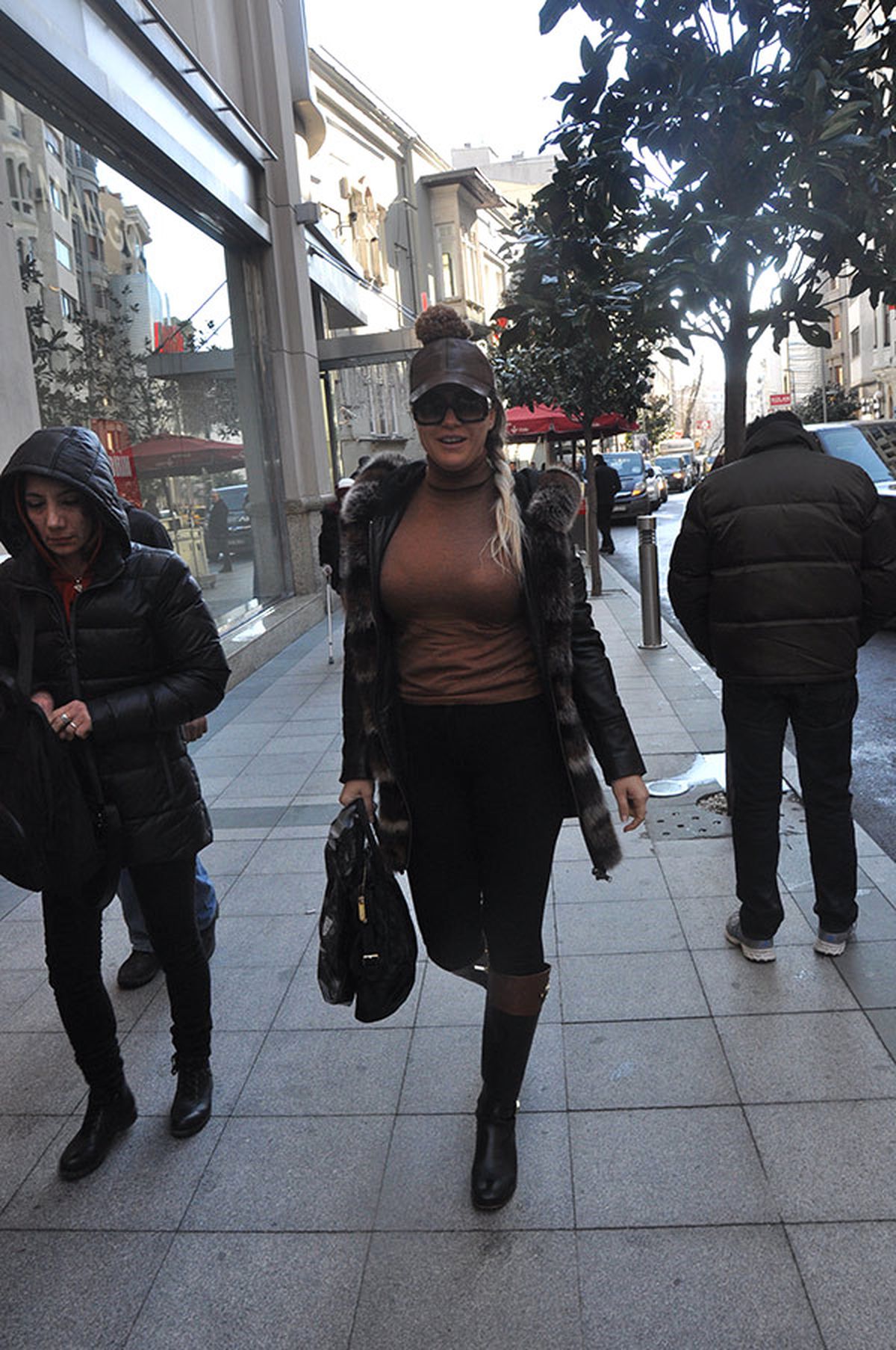 Yeliz Yeşilmen, Tanınmamak İçin Şapka ve Gözlükle Dolaşıyor