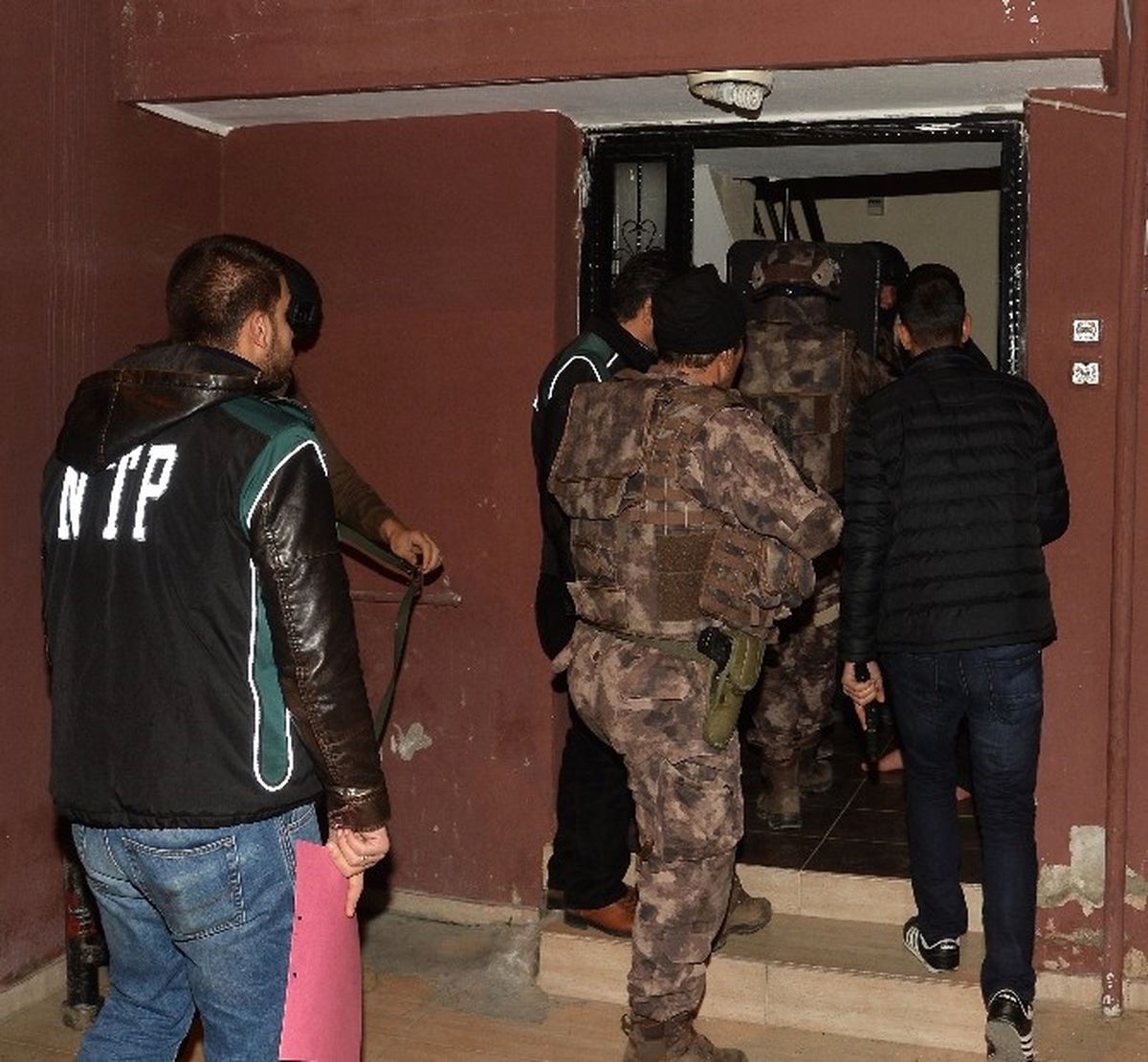Adana Polisinden Uyuşturucu Baskını: 27 Şüpheli Tek Tek Yakalandı