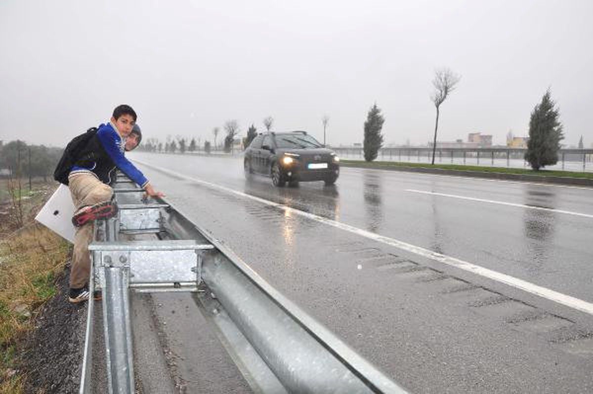 Alt Geçitler Suyla Dolunca Bulunan Çare Tehlike Saçıyor