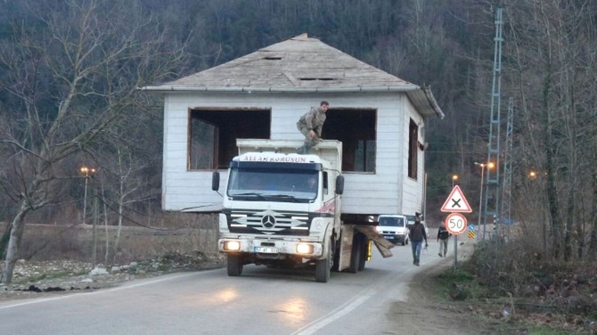 Baba Yadigarı Dediği Evi Kamyonla Taşıyınca Vatandaşlar Şaşkına Döndü