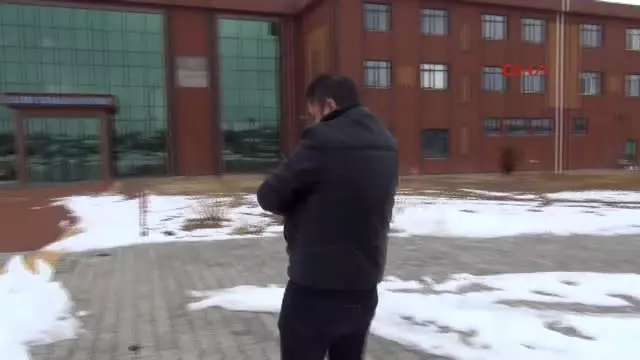Burdur Buza Yapışmış Halde Bulunan Kedi Tedaviye Alındı Burdur Buza Yapışmış Halde Bulunan Kedi Tedaviye Alındı