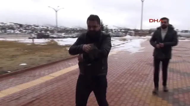 Burdur Buza Yapışmış Halde Bulunan Kedi Tedaviye Alındı Burdur Buza Yapışmış Halde Bulunan Kedi Tedaviye Alındı