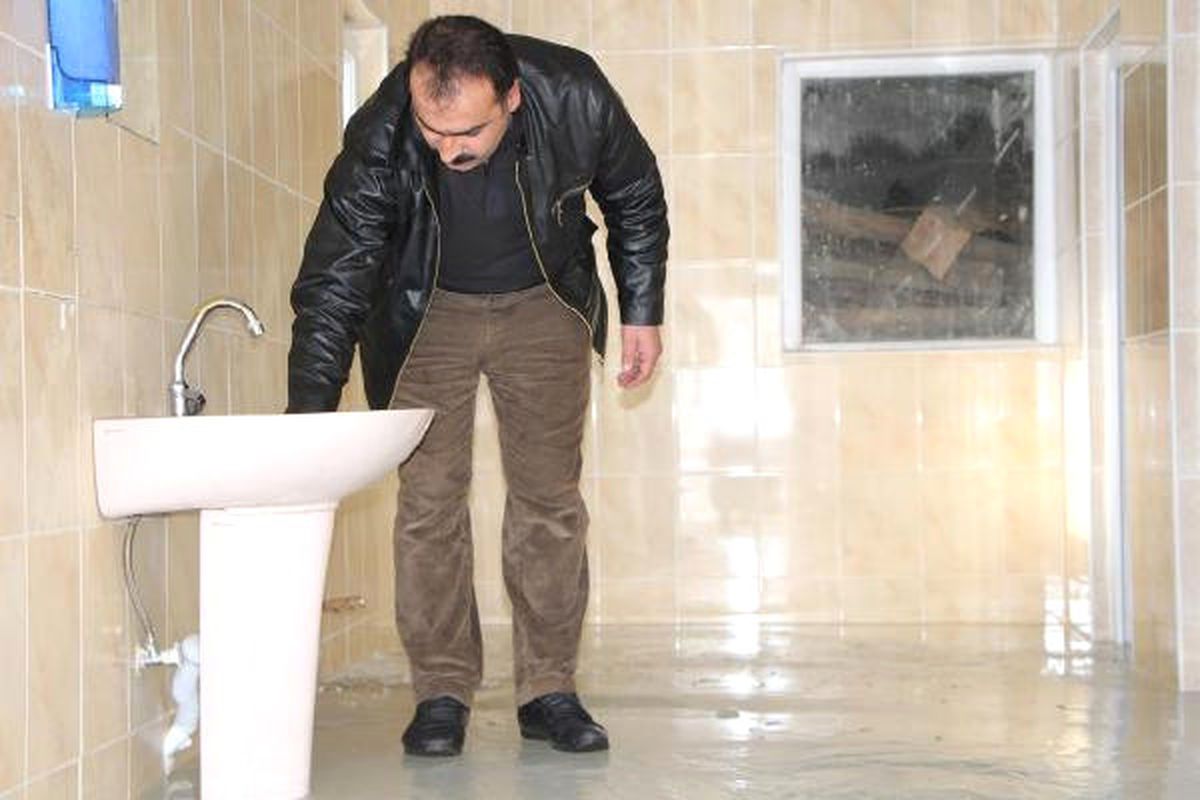 Karlıova'da Su Boruları Patladı, Göletler Dondu