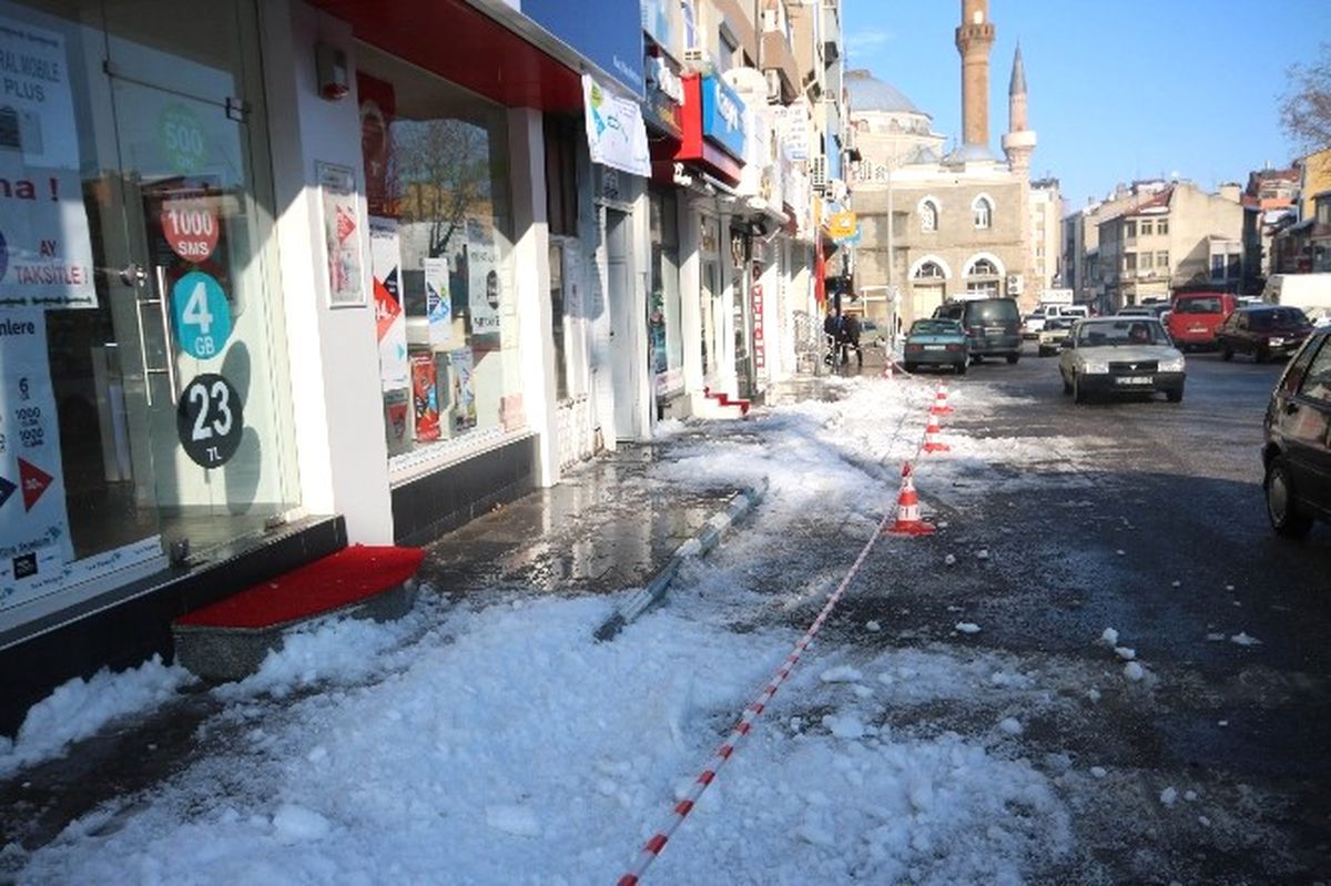 Konya'da Üzerine Kar Kütlesi Düşen Kişi Yaralandı