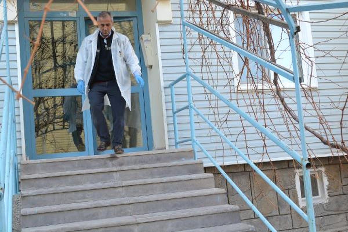 Öldürdüğü Arkadaşının Cesedini El Arabasıyla Taşıdı