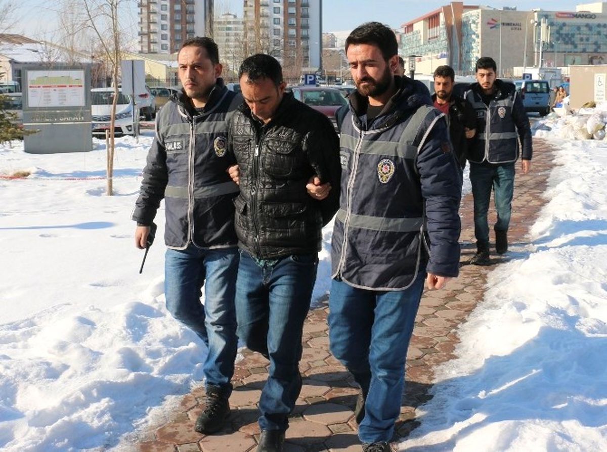 Sivas'ta Kendilerini Polis Diye Tanıtıp Vatandaşları Soyan Dolandırıcılar Yakalandı