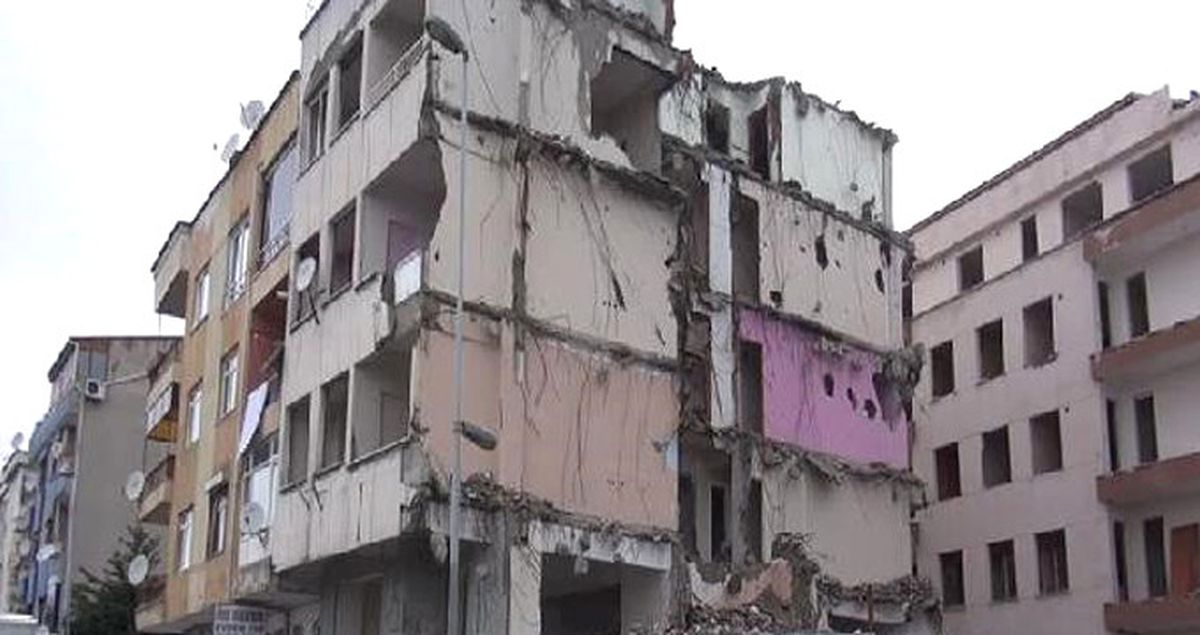 Avcılar'da Bir Kısmı Yıkılan İki Boş Bina Korkutuyor