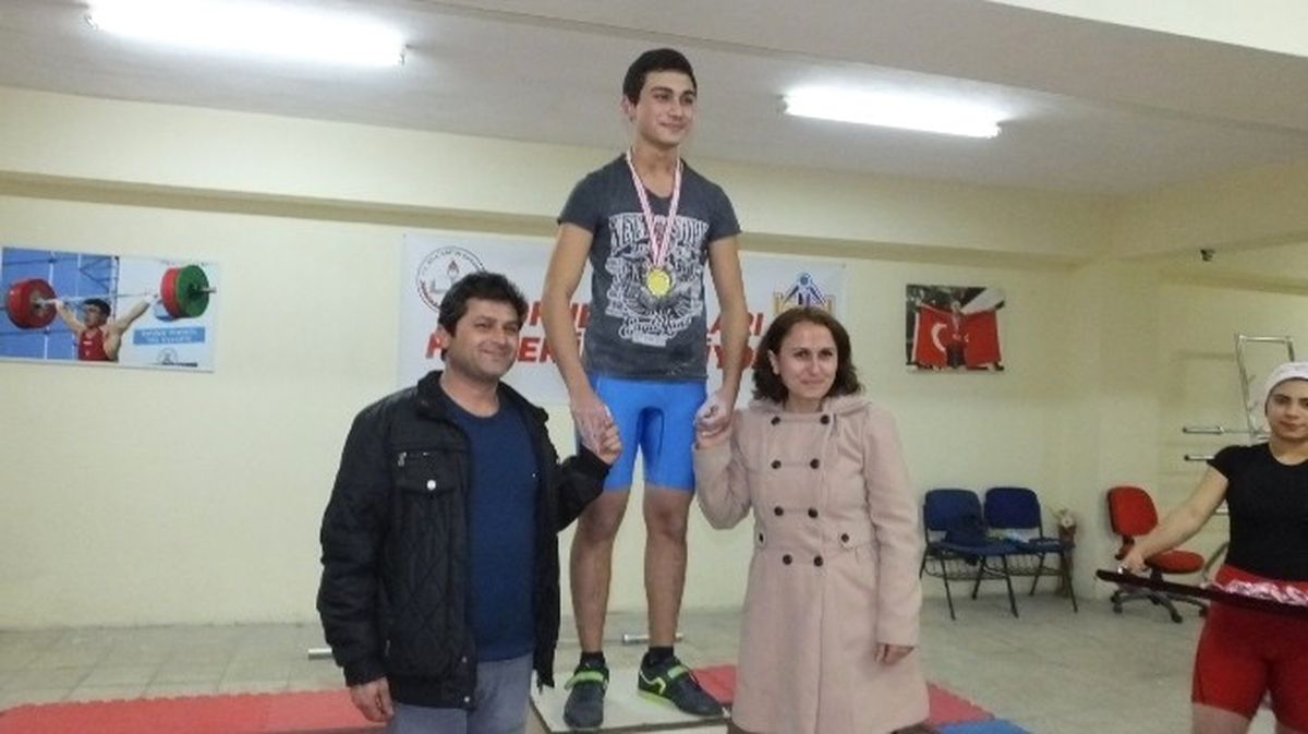 Balıkesir'de Halter Sporunu Burhaniyeli Gençler Temsil Ediyor
