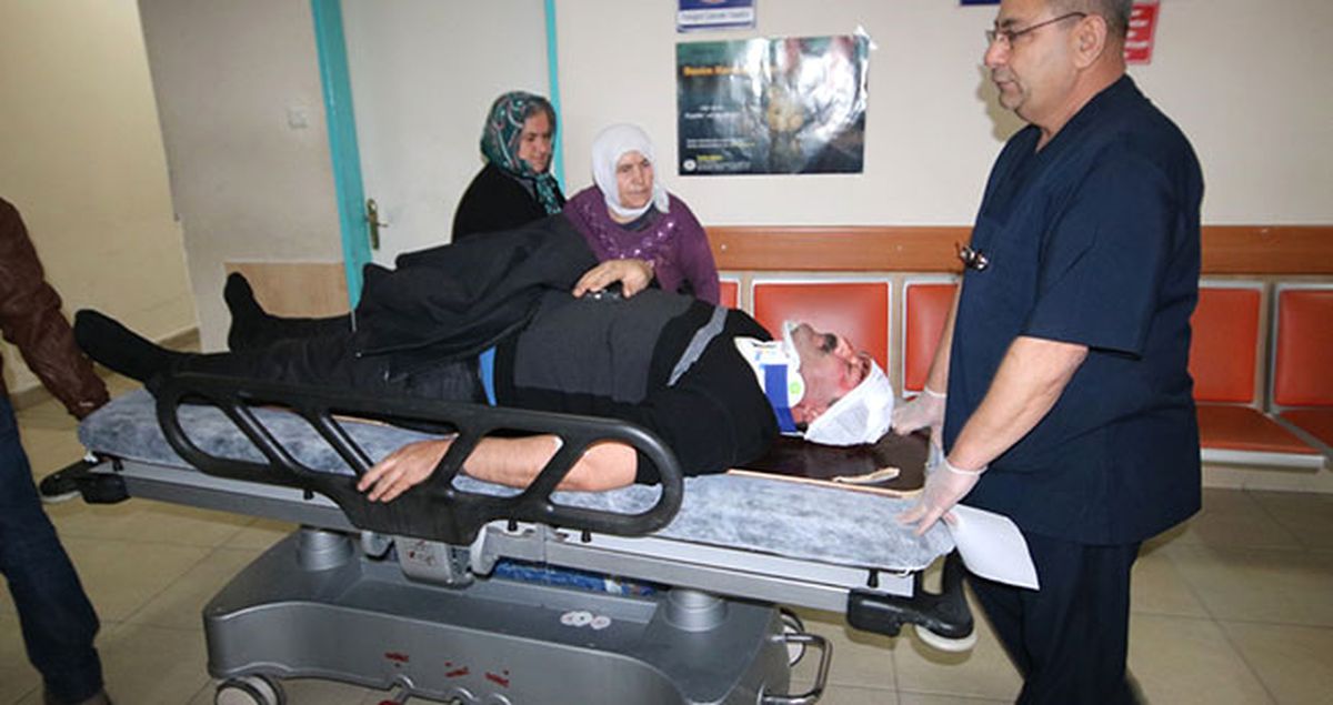 Çatıdan Üzerine Kar Kütlesi Düşen Kişinin Yaralanma Anı Güvenlik Kamerasında