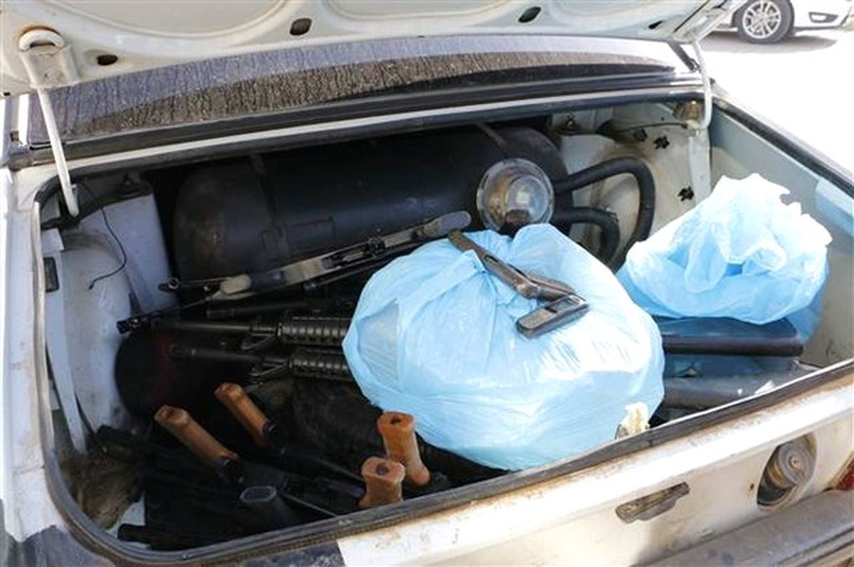 Otomobilin Bagajından Cephanelik Çıktı