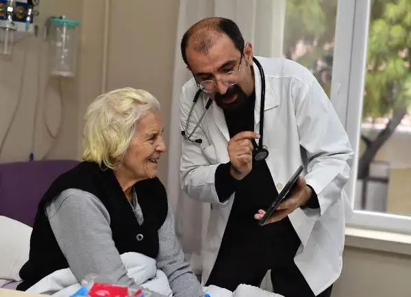 Sanatsever Sağlıkçılar, Hastalara Moral Oluyor